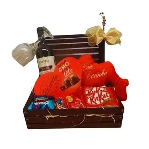 Baú de chocolates e vinho