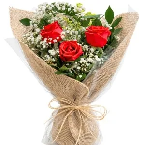 Ramalhete de 3 Rosas Vermelhas na Juta