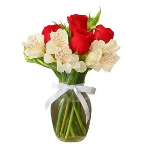 Vaso de rosas e astromélias