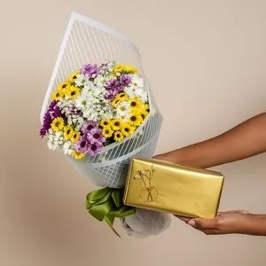 Buquê de Margaridas Coloridas com Bombom