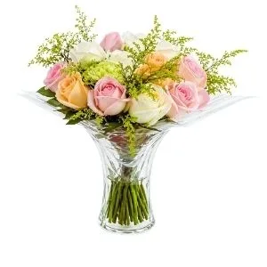 Arranjo de 14 Rosas Rosadas e Brancas no Vaso de Vidro