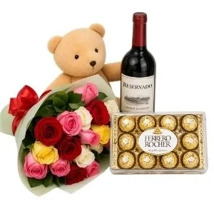 Buquê de 24 Rosas Coloridas, Vinho Tinto, Chocolate e Urso de Pelúcia