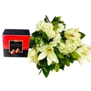 Buquê Nobre de Flores do Campo Branco com Trufa Belga