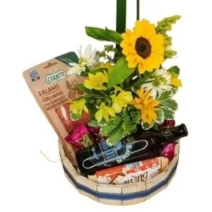 Cesta de Cerveja e Aperitivo com Flores