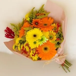 ramalhete de gerberas e flores mistas