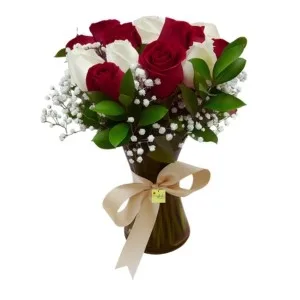 Arranjo de Rosas Brancas e Vermelhas no Vaso de Vidro