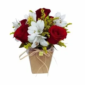 Arranjo de Rosas e Astromélias