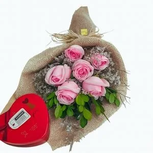 Buquê de 6 Rosas Rosadas e Coração Cacau Show
