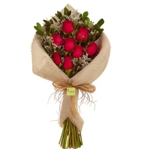 Ramalhete com 8 Rosas Vermelhas e Folhagem