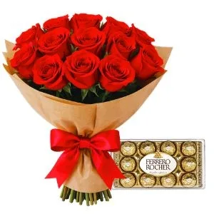 Buquê Tradicional de 12 Rosas Vermelhas e Ferrero Rocher
