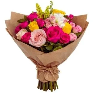 Buquê Tradicional de Rosas Coloridas e Margaridas