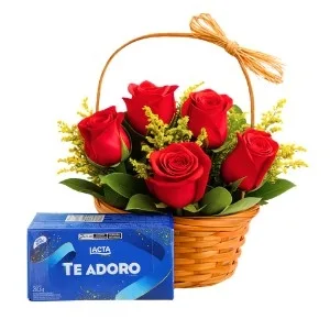 Cesta Tradicional de 06 Rosas Vermelhas e Bombons