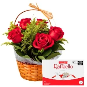 Cesta Tradicional de 06 Rosas Vermelhas e Raffaello