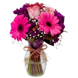 Doce Amor de Rosas e Gerberas Pink e Margaridas Roxas no Vidro