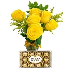 Arranjo de 06 Rosas Amarelas no Vaso de Vidro com Chocolate