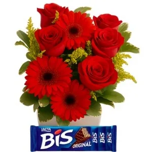 Arranjo de Flores Vermelhas com Caixa de Bis