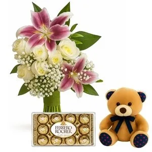 Buquê de Lírios e Rosas Brancas com Chocolate e Pelúcia