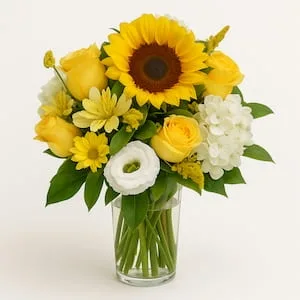 Arranjo com Girassol, Rosas Amarelas e Flores Brancas no Vaso de Vidro