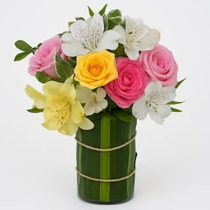 Arranjo com Rosas, Astromélias e Folhagens em Vaso de Vidro Decorado