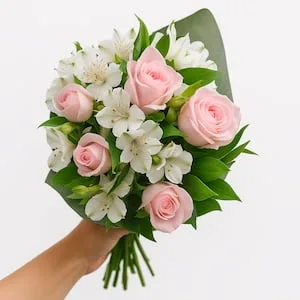 Buquê com Rosas Rosas e Astromélias Brancas