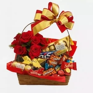 Cesta Amei com Rosas e Chocolates