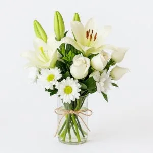 Arranjo de Flores Brancas em Vaso