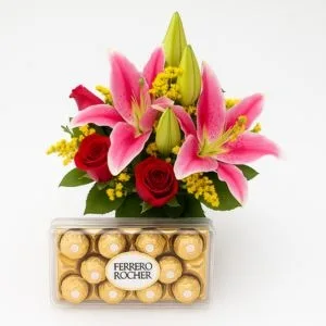 Arranjo de Lírios e Rosas Vermelhas com Ferrero Rocher