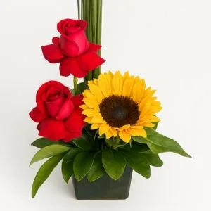 Arranjo de Rosas com Girassol no Cachepot