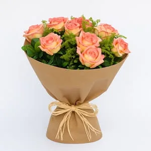 Buquê de 12 Rosas Vania no Papel Kraft