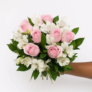 Buquê de 6 Rosas Rosadas com Astromélias Brancas