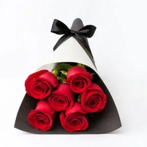 Buquê de 6 Rosas vermelhas com embalagem preta