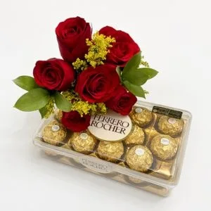 Buquê de 6 Rosas Vermelhas com Ferrero Rocher