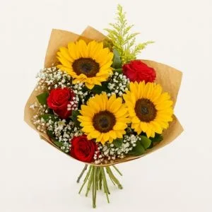 Buquê de Girassóis e Rosas Vermelhas com Gipsofila