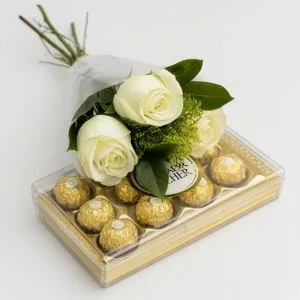 Ramalhete de 3 Rosas Brancas com Ferrero Rocher
