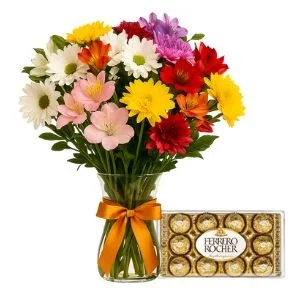 Arranjo de Flores do Campo Colorido no Vaso de Vidro com Ferrero Rocher
