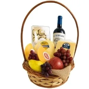 Cesta De Vinho Reservado Com Queijos E Frutas