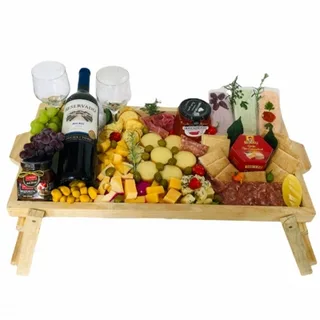 Luxuosa Bandeja De Frios Com Taças E Vinho Reservado