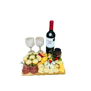 Tábua de Frios Com Taças E Vinho