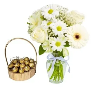 Arranjo de Flores Brancas no Vaso e Cestinha com Chocolate Ferrero Rocher