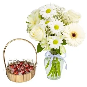 Arranjo de Flores Brancas no Vaso e Cestinha com Chocolate Lindt