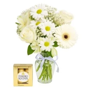 Arranjo de Flores Brancas no Vaso e Ferrero Rocher de 4 Unidades