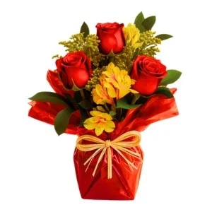 Arranjo de Rosas Vermelhas com Astromelias Amarelas