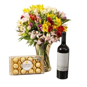 Arranjo no Vaso de Vidro com Astromélias Colorida, Vinho Tinto e Chocolate