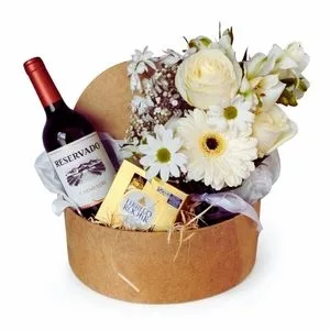 Box Tamanho G com Arranjo de Flores Brancas, Vinho Tinto e Ferrero Rocher de 4 Unidades