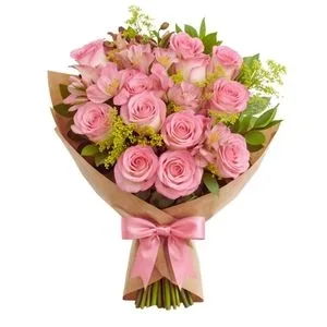Buquê de 12 Rosas Rosadas com Astromelias