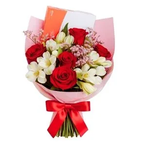 Buquê Pequeno de Rosas e Astromélias com Chocolate