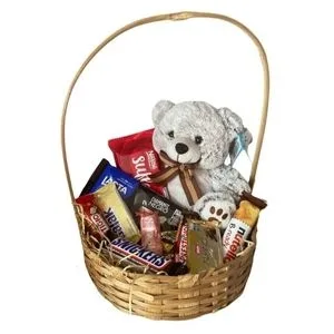 Cesta com Chocolates Variados e Pelúcia