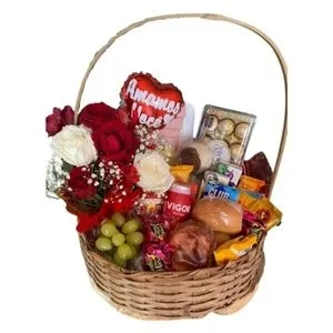 Cesta Completa de Café da Manhã com Arranjo de Rosas