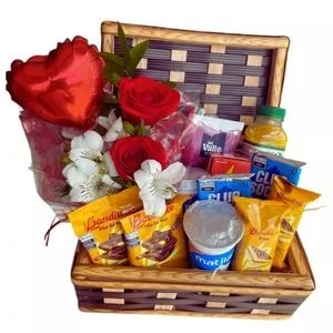 Cesta de Café da Manhã com Rosas