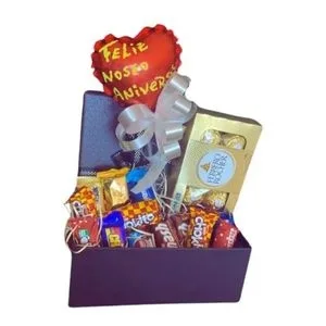 Cesta para Presente com Chocolates e Balão de Aniversário
